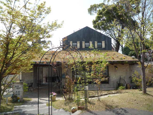 パンネスト　屋根に花壇のあるパン屋